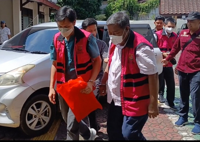 Mantan Bupati Justiar Noer dan Anaknya Aditya Rizki Jalani Sidang Perdana Lahan Tambang Udang PT SAS