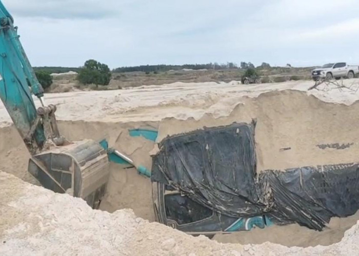 Ada Excavator yang Dikubur Dalam Pasir, Diduga Milik Pak Haji dari Basel