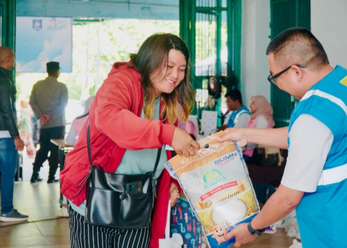 Ribuan Warga Antusias Serbu Pasar Sembako Murah 