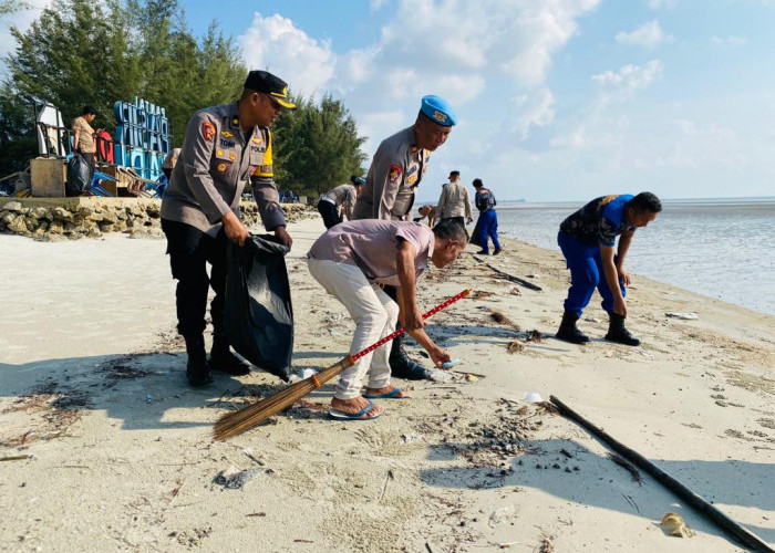 Peduli Lingkungan, Jajaran Polresta Pangkalpinang Gelar Aksi Bersih Sampah di Pantai
