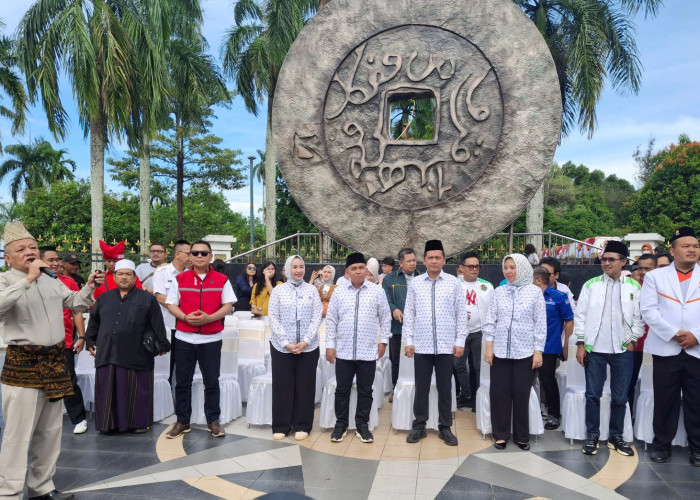 Molen-Hakim Disambut Ribuan Massa