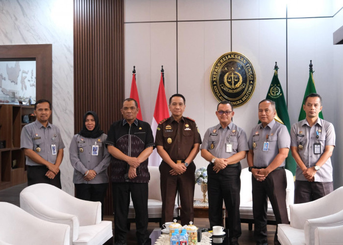 Silaturahmi Penuh Keakraban, Kajati Babel Apresiasi Pengabdian Johan Manurung