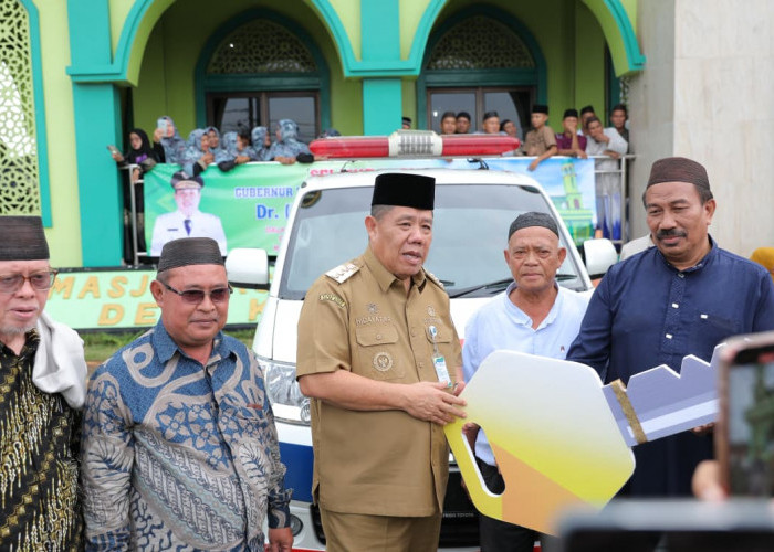 Perkuat Layanan Kesehatan Masyarakat, Gubernur Hidayat Arsani Serahkan Bantuan Ambulans untuk Masjid As-Salam 