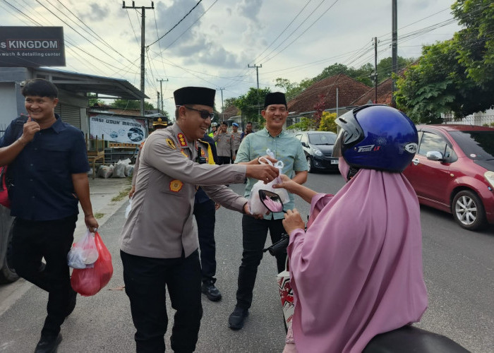 Ramadan Menghapus Jarak: Kapolresta Pangkalpinang Turun ke Gang Berbagi Takjil