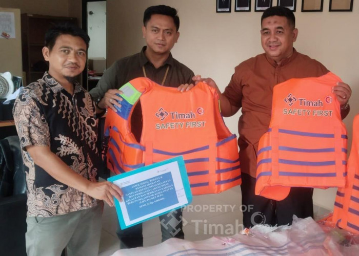 Dukung Keselamatan Nelayan, PT TIMAH Tbk Salurkan Puluhan Life Jacket di Karimun
