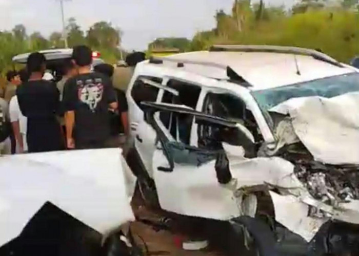 Breaking News!! Tabrakan Keras di Ruas Jalan Jeriji - Serdang, Dua Mobil Adu Kambing