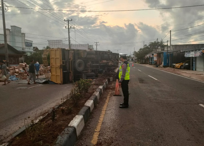 Truk Oleng Tabrak Pembatas dan Terbalik, Sembako Berserakan di Jalan Berok