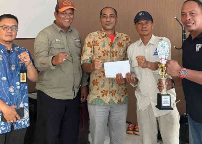 Tim Voli Pantai Putra Berprestasi, Ketua PBVSI Belitung Edi Usdianto Berikan Bonus