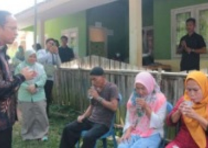  Bupati Bangka Tengah Dampingi Warga Dusun Malik Baru Jalani Skrining Kesehatan
