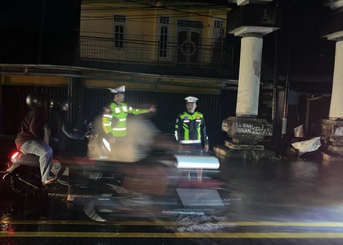 Waspada Banjir, Personel Satlantas Polresta Pangkalpinang Patroli Malam dan Atur Lalin di Titik Rawan Genangan