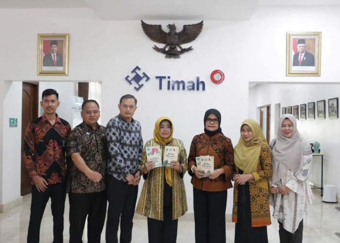 Kemenkumham Babel Serahkan Surat Pencatatan Ciptaan Buku “Mapur Mendulang Kisah Meraup Berkah” kepada PT Timah