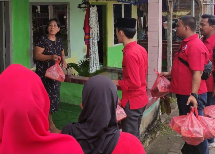 HUT ke-76 Megawati, PDIP Babel Buat Dapur Umum Bagi-bagi Makan Gratis