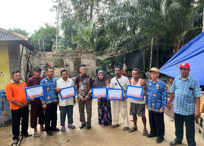 Wabup Yus Derahman Salurkan Sembako Korban Puting Beliung