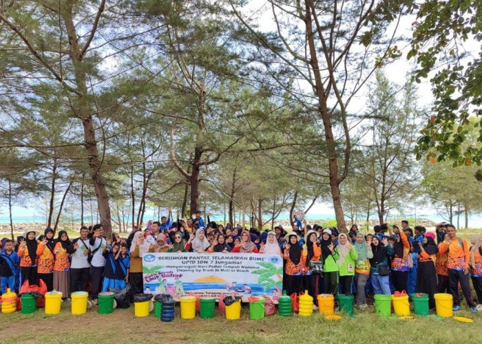 Peringati HPSN, SDN 7 Sungailiat Bersih Sampah di Pantai Matras 