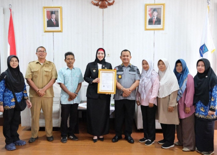 Kanwil Kemenkum Babel Serahkan Sertifikat Indikasi Geografis “Nanas Bikang Bangka Selatan” ke Pemkab Basel