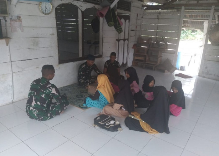 TMMD Desa Tepus, Personel Kodim Rehab Masjid dan Ajarkan Mengaji 