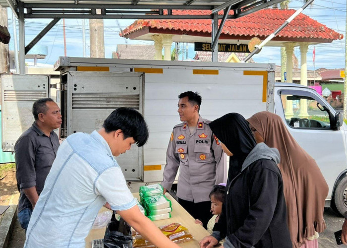 Sambil Gelar Pangan Murah, Kapolsek Bukit Intan Dengarkan Curhatan Warga