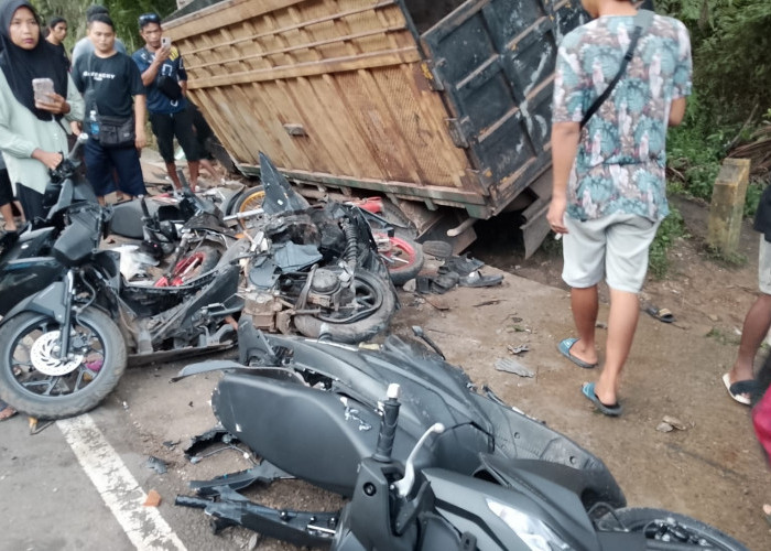 Truk Hilang Kendali Hantam Pemuda Nongkrong di Pinggir Jalan Desa Neknang, Dua Orang Tewas
