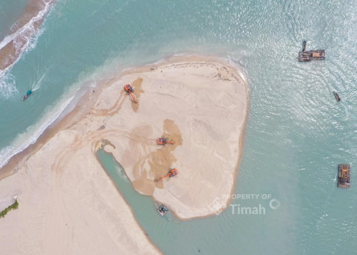 PT TIMAH Tbk Lakukan Pengerukan Muara Air Kantung, Nelayan Berharap Akses Keluar Masuk Kapal Bisa Lancar