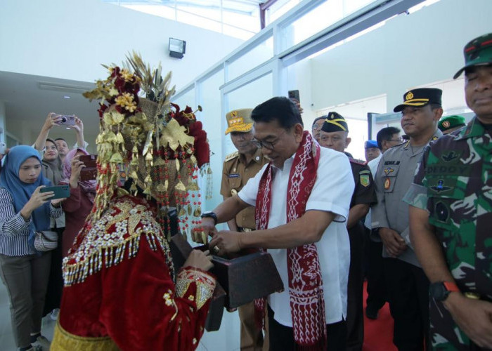 Pj Gubernur Suganda Sambut Kedatangan KSP Moeldoko di Bandara Depati Amir