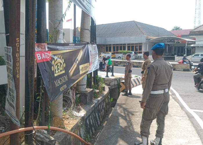 Gelar Penertiban, Satpol PP Bangka Copot Spanduk Kedaluwarsa hingga Iklan Rokok di Dekat Sekolah