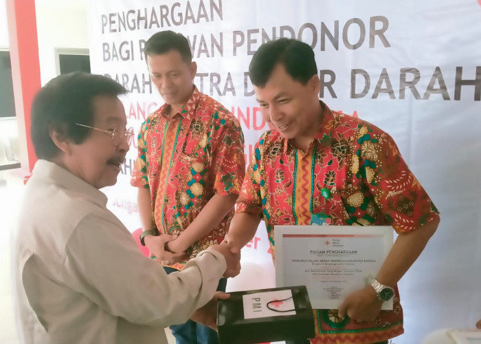 HUT Ke 80, PMI Bangka Berikan Pin Emas ke 50 Pendonor