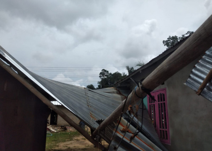 Dihantan Puting Beliung, Empat Atap Rumah Warga di Kelapa Copot