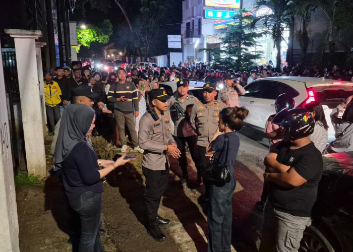 Ratusan Emak-Emak Geruduk Rumdin Kasat Pol PP Pangkalpinang, Awalnya dari Bentrok di Medsos