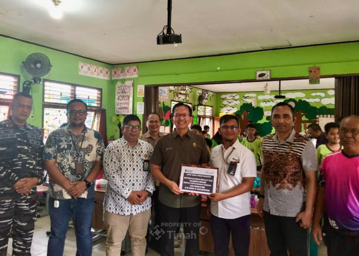 DPN Tinjau Program MBG di Belitung, PT TIMAH Serahkan Bantuan Peralatan Makan dan Alat Tulis 
