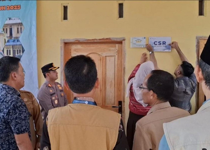 ​Tingkatkan Taraf Hidup Warga, Bupati Fery Serahkan Bantuan 81 Rumah Layak Huni