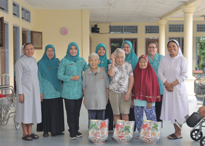 Safriati Safrizal Rayakan Hari Ibu Bersama Lansia Panti Bhakti Kasih Siti Anna