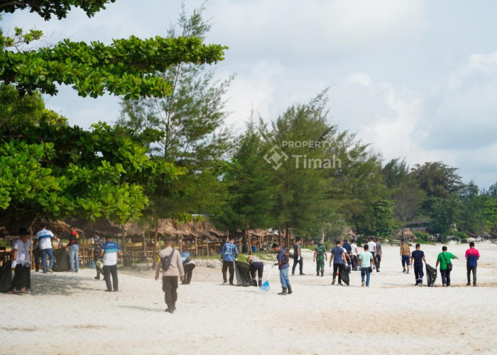 Hari Lingkungan Hidup Sedunia, PT Timah Bersama Pokdarwis Rambak mengumpulkan Sampah Plastik di Kawasan Wisata