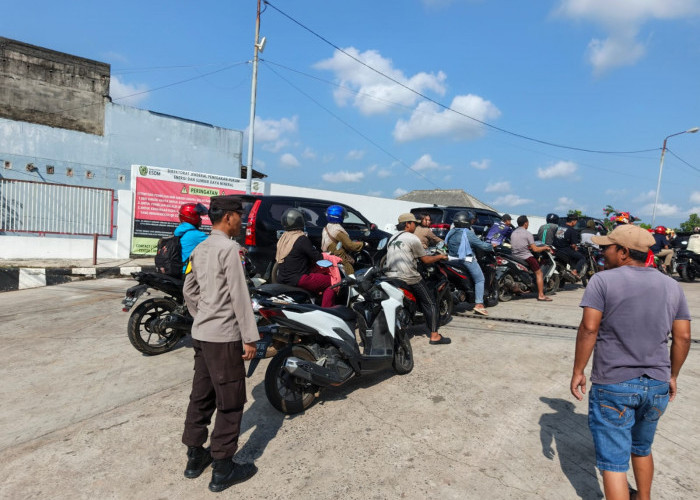 Polsek Gerunggang Redam Panic Buying Saat Antrean BBM Muncul di SPBU Kampak