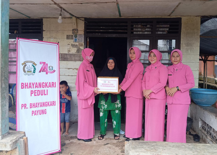 Bhayangkari Ranting Payung Berbagi Ke Masyarakat