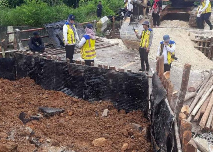 Jembatan Aik Ruak Beltim Putus, BPJN Babel Pasang Ramp Door & Usulkan Penggantian 2026