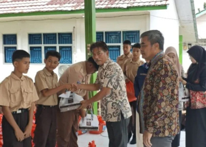 Pemkab Bateng Salurkan Bansos Pelajar SMP 1 Koba