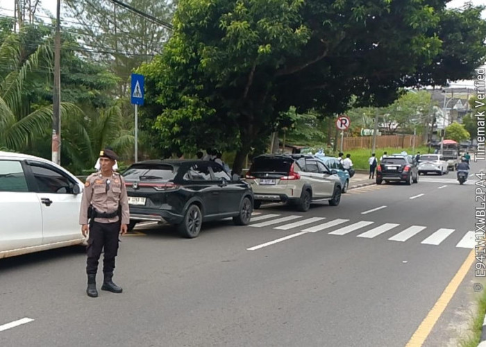 Polsek Pangkalan Baru Atur Lalu Lintas di Depan Sekolah Dian Harapan   