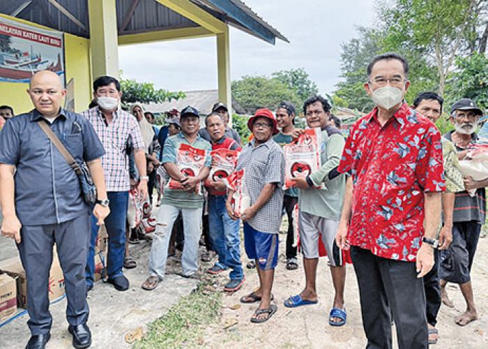 Rudianto Tjen Bantu Penuhi Kebutuhan Sehari-hari Para Nelayan