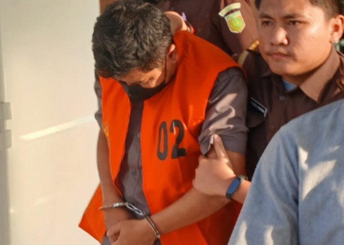 Tak Terima Suami Ditahan, Istri Tersangka Mardiansyah Teriak Histeris di Kejati