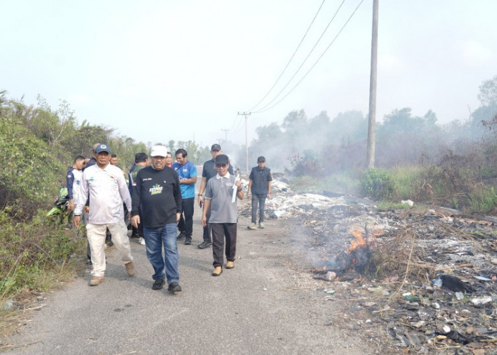 Pemkot Turunkan Alat Berat Bersih Sampah Liar di Teluk Bayur 