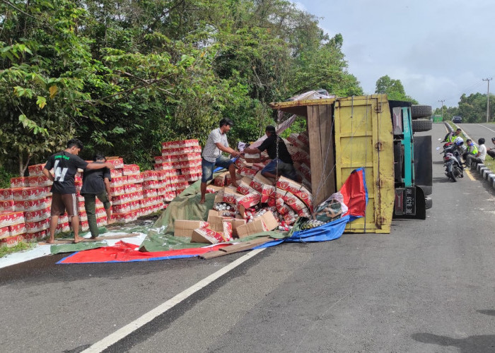 Truk Terguling, Ratusan Dus Bir Berhamburan di Jalan Muntok 