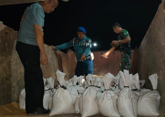 Tim Trisula Lanal Babel Gagalkan Penyelundupan 80 Karung Pasir Timah dari Nelayan Dua Sungailiat