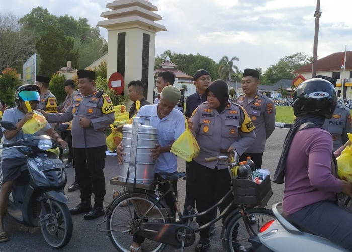 Gandeng Awak Media, Polres Bangka Bagi Takjil ke Masyarakat 