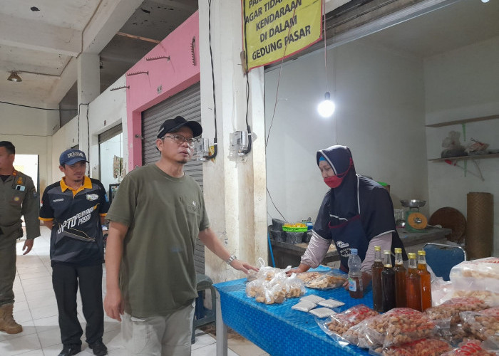 Ramaikan Ramadhan, Bupati Algafry Ajak Ratusan ASN Berbelanja di Pasar Rakyat 