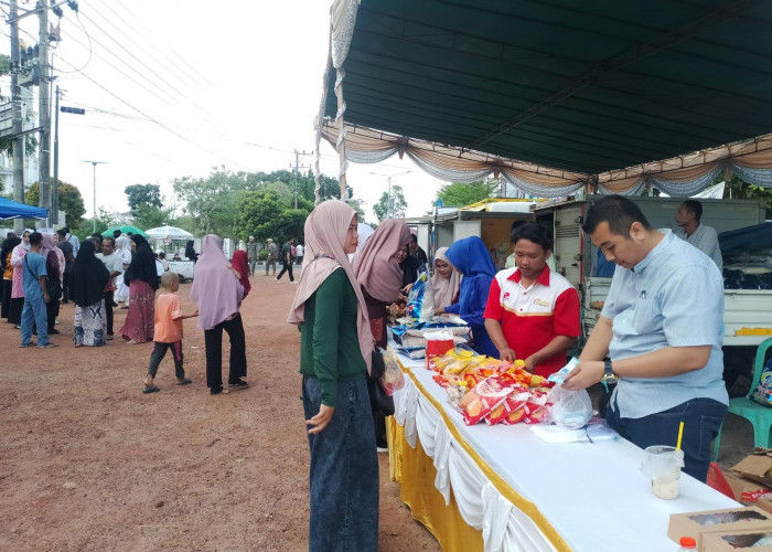 Masyarakat Serbu Operasi Pasar Murah di Kegiatan Nobar Pildun di Pujasera Koba 