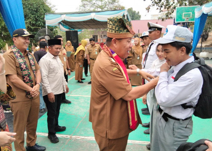Pemprov & BAZNAS Babel Salurkan 200 Paket Perlengkapan Sekolah di SMAN 1 Sungailiat
