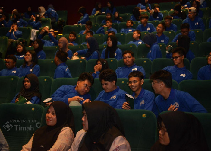 Jaga Semangat Belajar, PT TIMAH Ajak Siswa Kelas Beasiswa Pondok Pesantren Pemali Segarkan Lewat Nobar