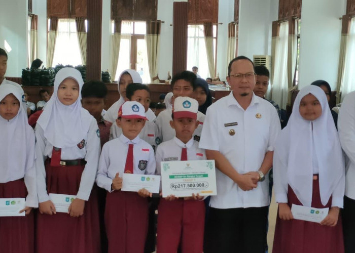 Pemkab Bateng Bersama BAZNAS Serahkan Bantuan Pendidikan Ratusan Juta