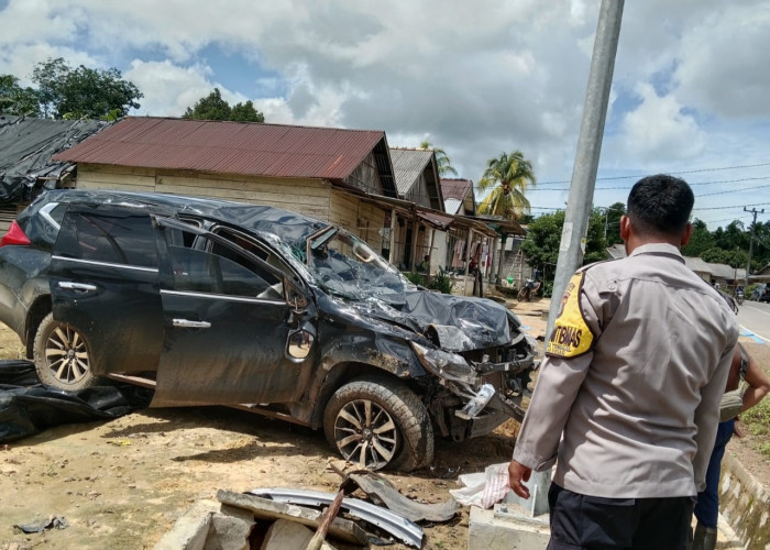Brakkk... Pajero Hilang Kendali, Tabrak Irigasi, Tiang Listrik, Sopir Tewas di Lokasi 