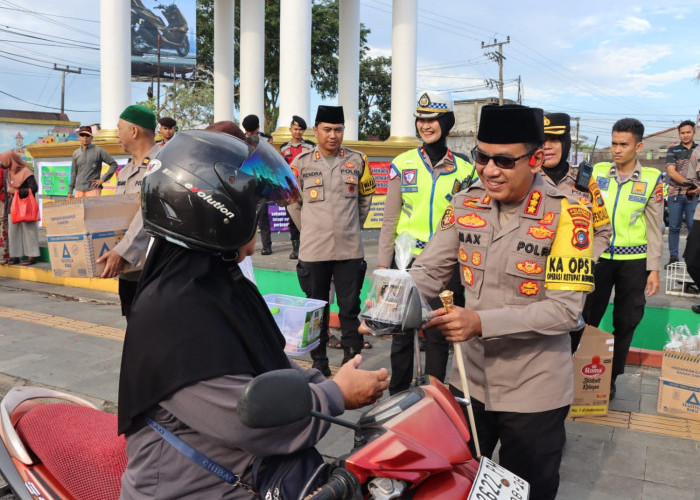 Polresta dan Jasa Raharja Babel Bagikan Takjil di Simpang 7 Pangkalpinang